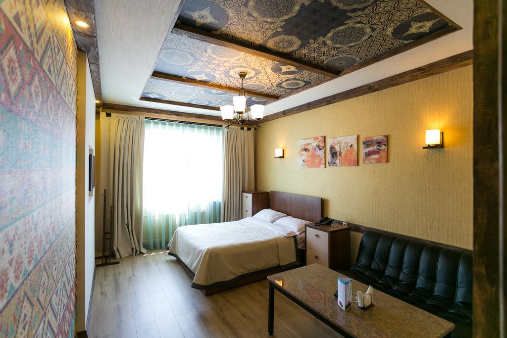 Delphin Guest House บิชเคก ภายนอก รูปภาพ