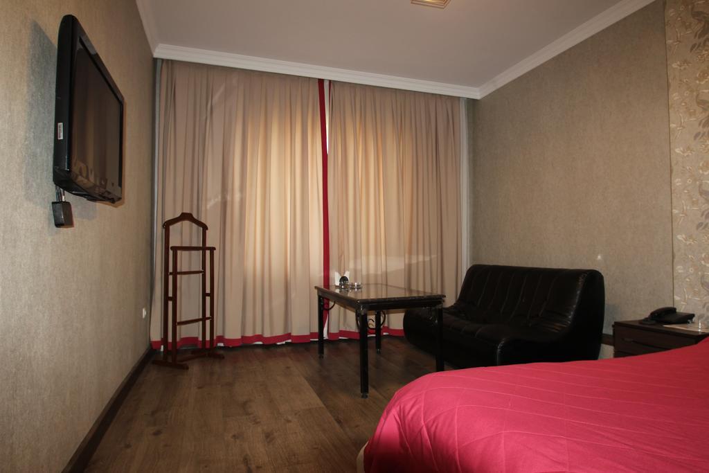 Delphin Guest House บิชเคก ภายนอก รูปภาพ