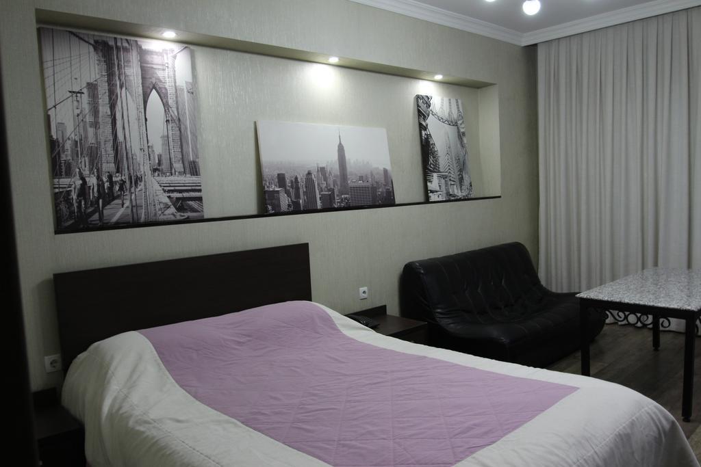 Delphin Guest House บิชเคก ภายนอก รูปภาพ