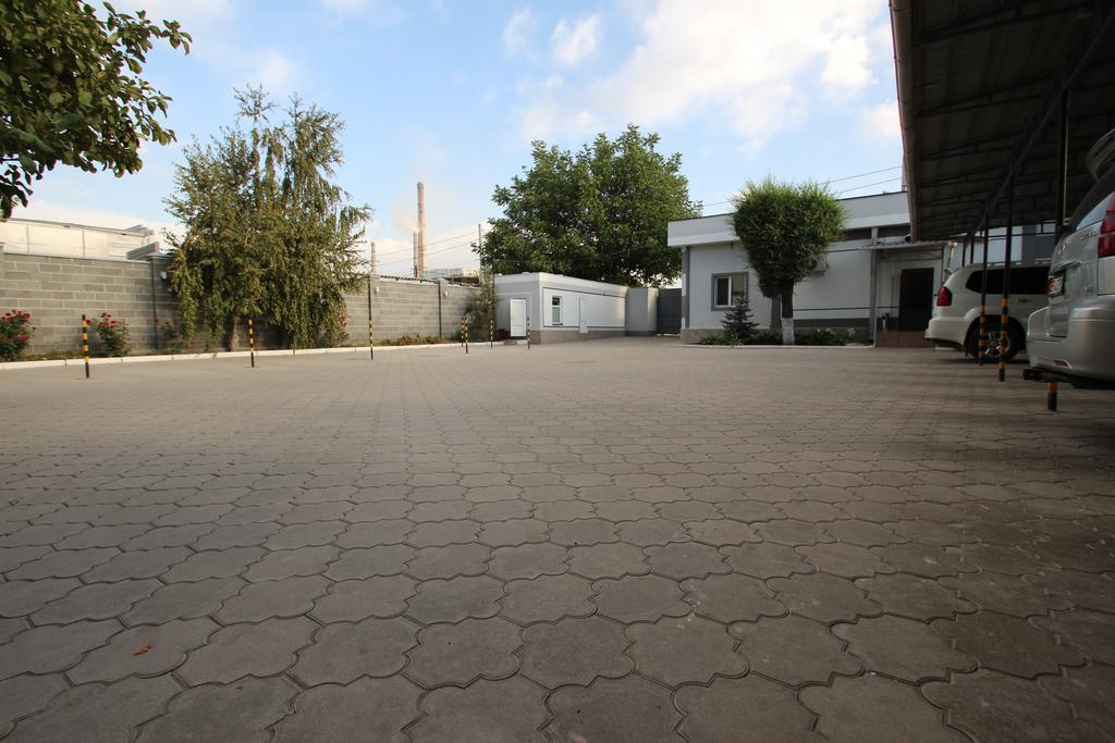Delphin Guest House บิชเคก ภายนอก รูปภาพ